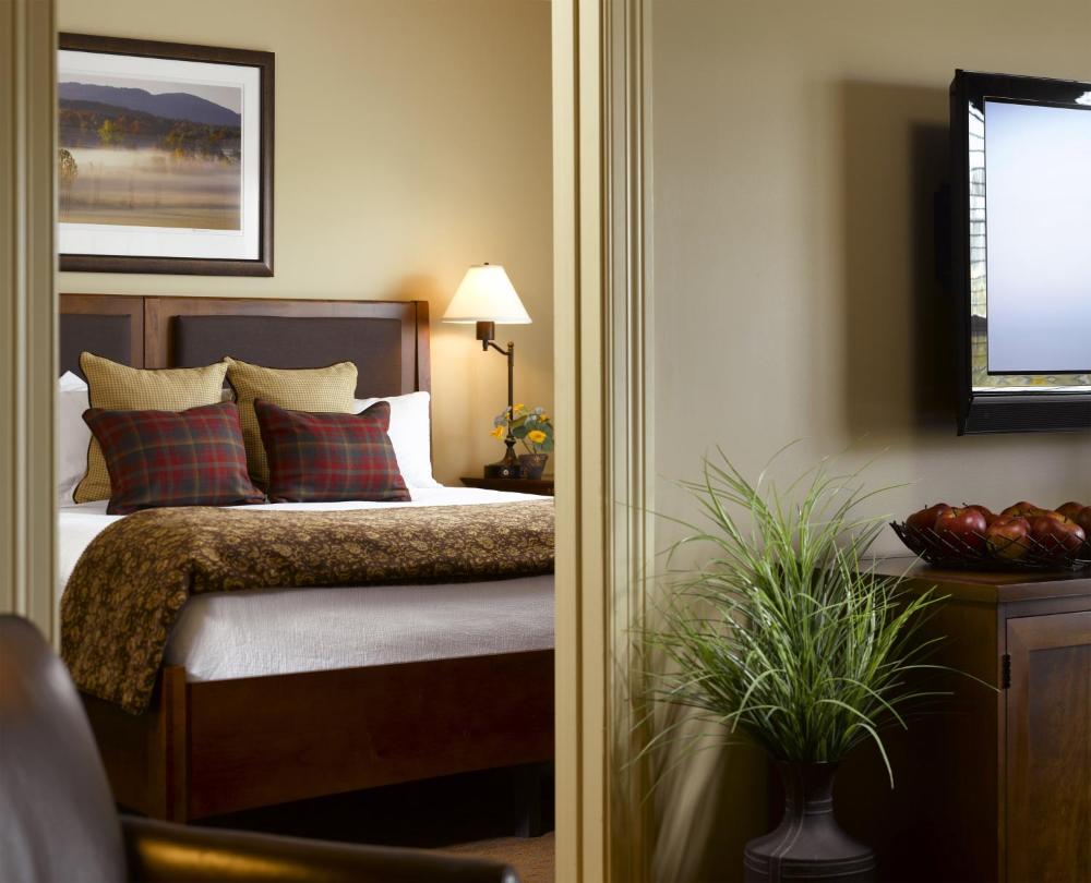 Deluxe King One-Bedroom Suite interior